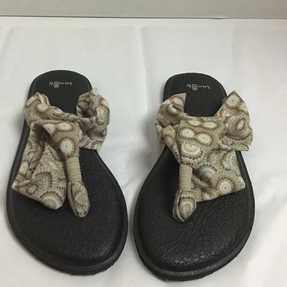 Sanuk brown pattern yoga sandals. 6